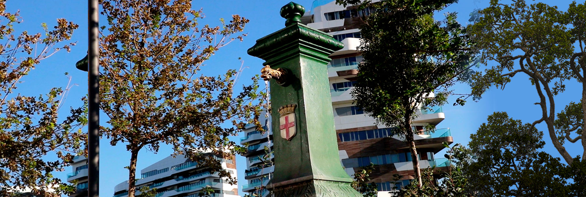 Una tipica fontanella, o vedovella, di Milano, in ghisa verde con lo stemma della città e il rubinetto a forma di drago, davanti ai palazzi del quartiere City Life