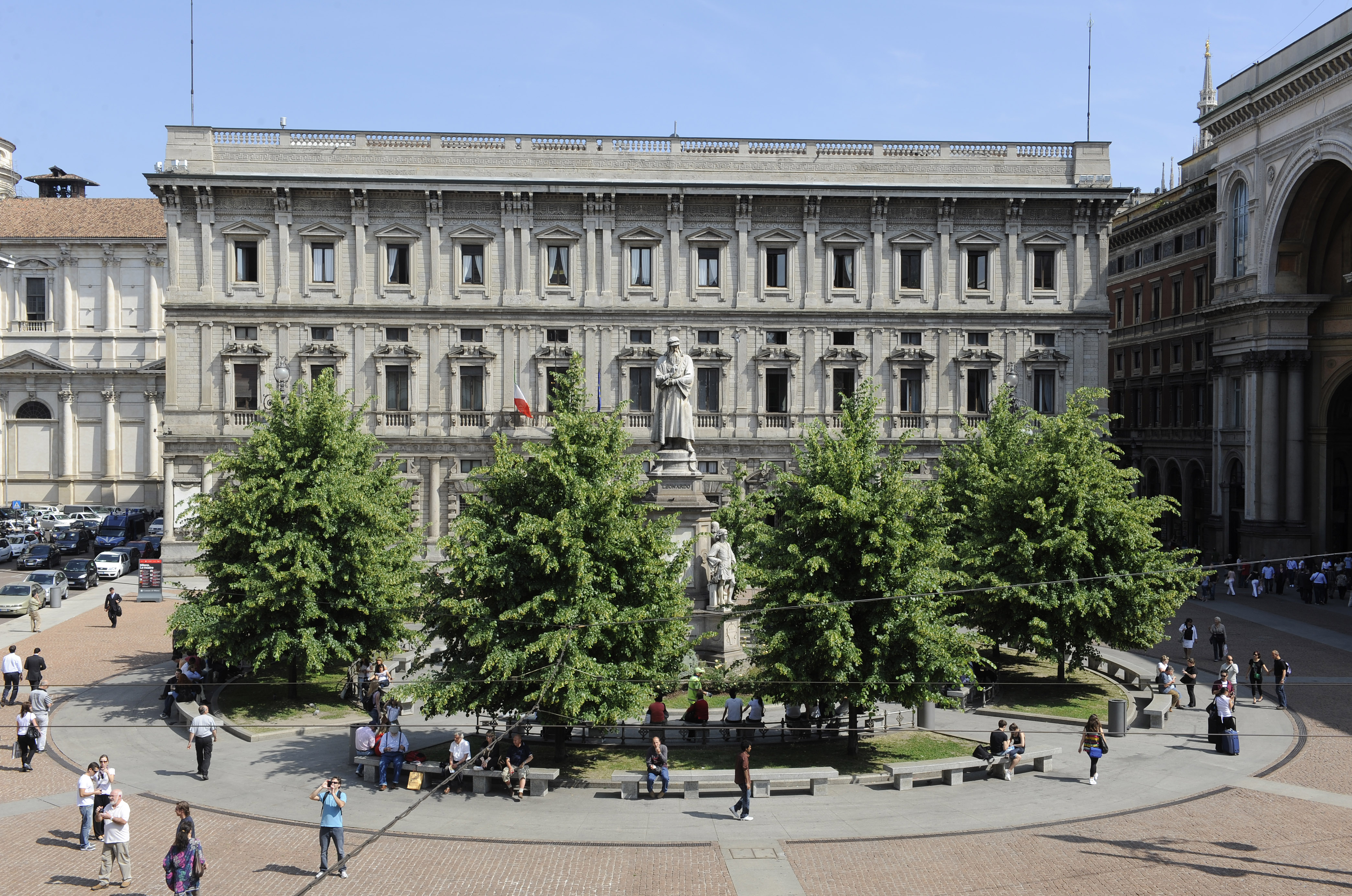 Vista frontale di Palazzo Marino a Milano, sede del Comune